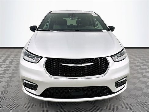 New 2026 Chrysler Pacifica Select image 2
