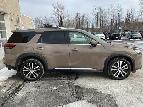 Used 2024 Nissan Pathfinder Platinum w/ Cargo Package image 4