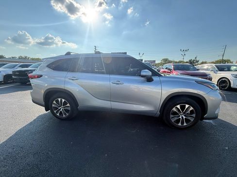 Used 2021 Toyota Highlander XLE FWD image 2