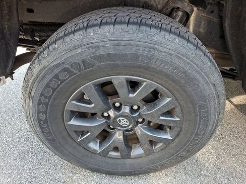 Used 2023 Toyota Tacoma SR5 w/ Black Out Package (TMS) AWD/4WD image 9