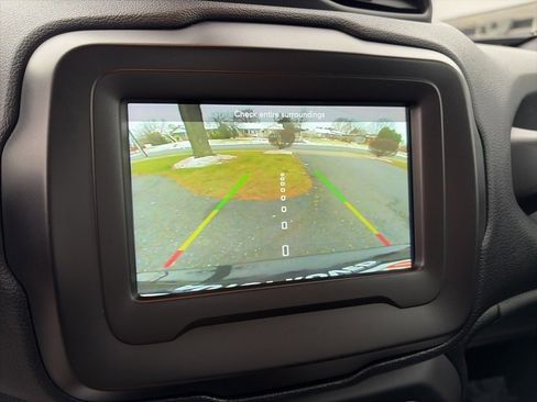 Used 2019 Jeep Renegade Latitude w/ Popular Equipment Group image 27