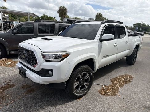 Used 2019 Toyota Tacoma TRD Sport image 3
