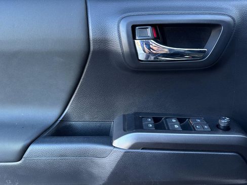 Used 2022 Toyota Tacoma TRD Off-Road image 13