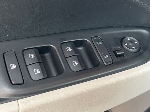 Certified 2025 Hyundai Venue SEL image 14