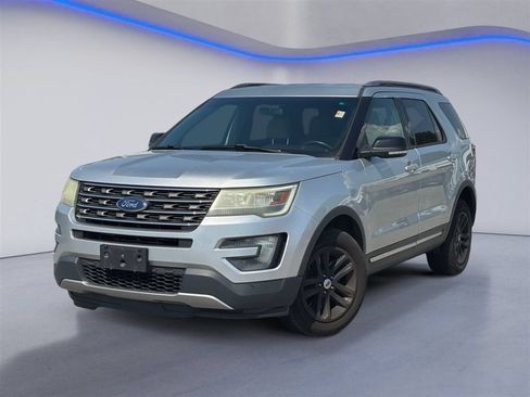 Used 2016 Ford Explorer XLT FWD image 2
