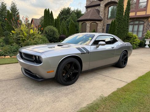 Used 2014 Dodge Challenger R/T RWD image 2