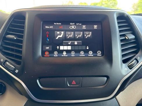 Used 2019 Jeep Cherokee Latitude w/ Cold Weather Group AWD/4WD image 17