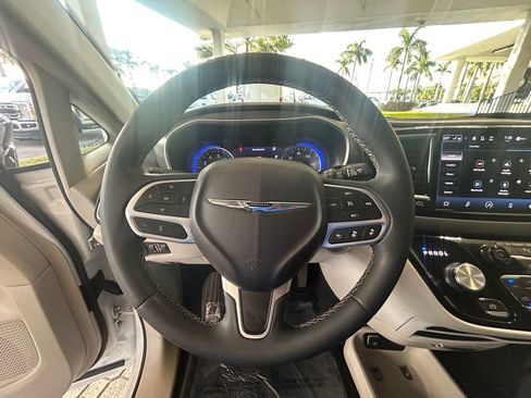 Used 2024 Chrysler Pacifica Touring-L image 14