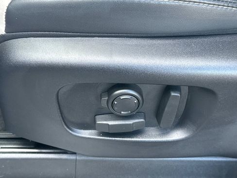 Used 2024 Land Rover Discovery Dynamic SE image 17