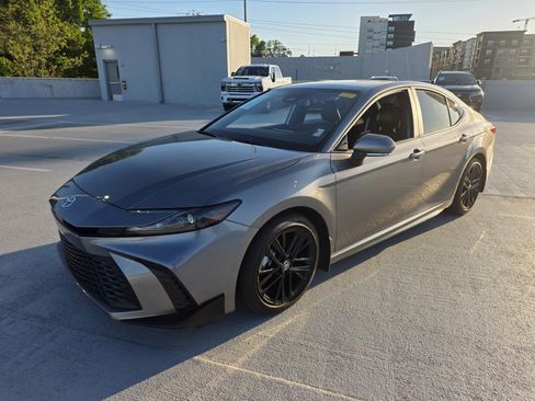 Used 2025 Toyota Camry SE w/ Convenience Package image 1
