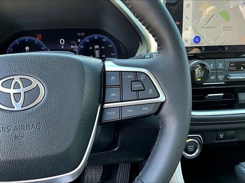 Used 2025 Toyota Grand Highlander AWD image 14
