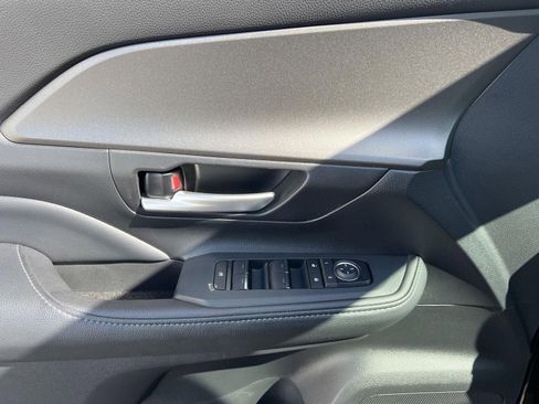 Used 2025 Toyota Grand Highlander AWD image 12