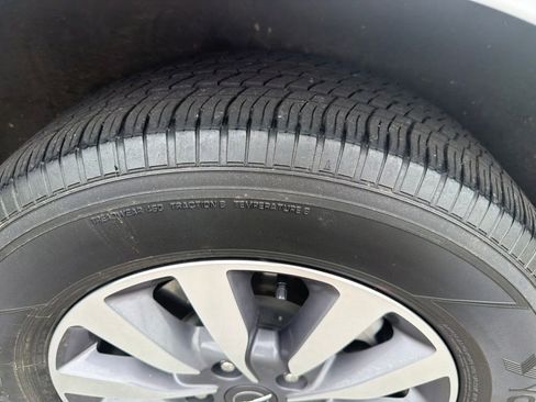 Used 2023 Chrysler Pacifica Touring-L FWD image 3