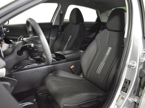 Used 2022 Hyundai Elantra SEL w/ Preferred Accessory Package FWD image 9