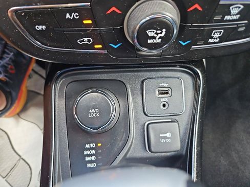 Used 2018 Jeep Compass Limited w/ Navigation Group AWD/4WD image 35