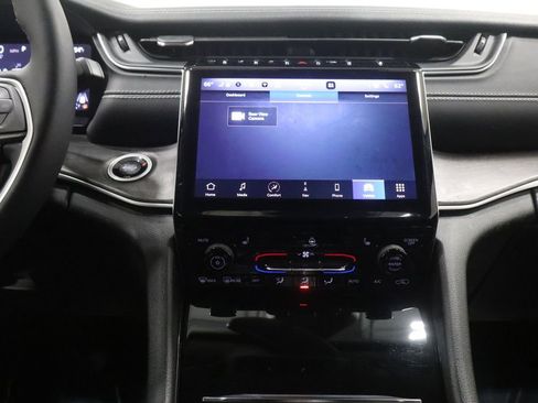 Used 2023 Jeep Grand Cherokee Limited w/ Black Appearance Package image 21