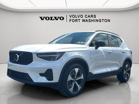 Certified 2024 Volvo XC40 B5 Core AWD/4WD image 1
