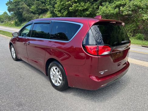 Used 2020 Chrysler Pacifica Touring FWD image 5