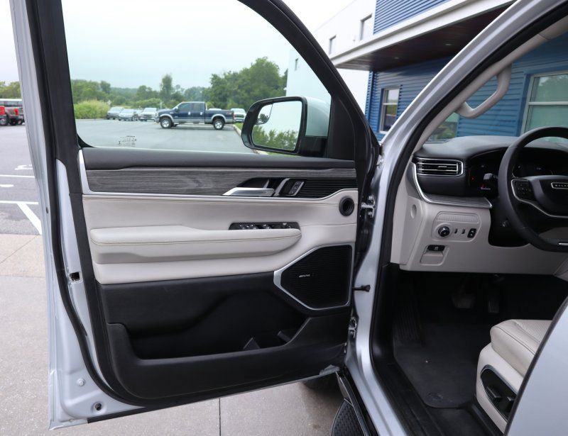 Used 2022 Jeep Wagoneer Series II AWD/4WD image 14