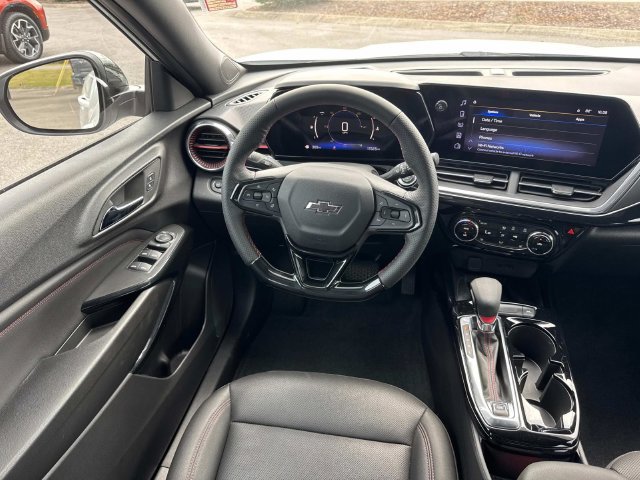 Used 2025 Chevrolet Trax RS w/ Sunroof Package FWD image 19