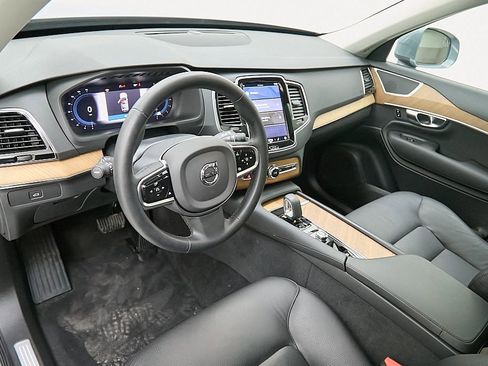 Used 2023 Volvo XC90 B5 Plus image 13