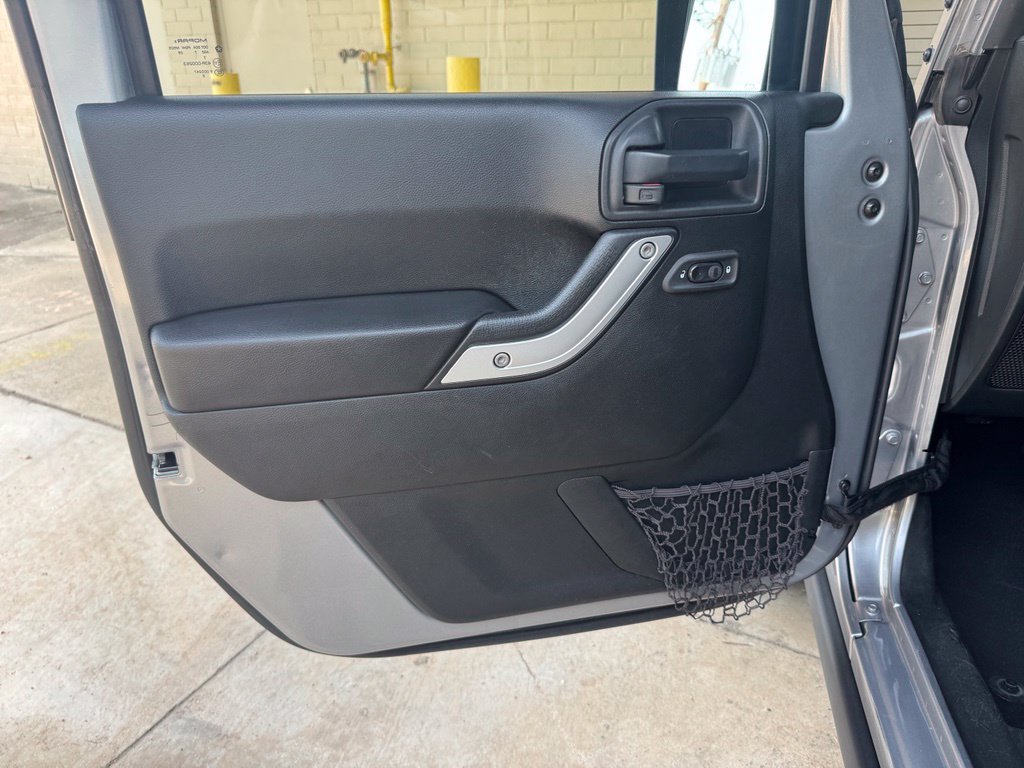 Used 2017 Jeep Wrangler Unlimited Rubicon w/ Connectivity Group AWD/4WD image 13