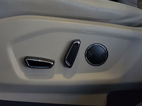 Used 2018 Ford Explorer XLT w/ Equipment Group 202A FWD image 22