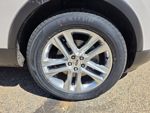 Used 2017 Ford Explorer XLT w/ Equipment Group 202A AWD/4WD image 48