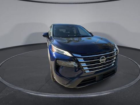 Used 2024 Nissan Rogue SV image 2