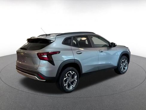 Used 2025 Chevrolet Trax LT FWD image 12