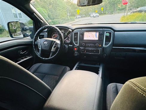 Used 2019 Nissan Titan SV w/ SV Convenience Package image 25