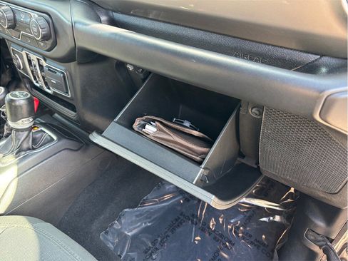 Used 2018 Jeep Wrangler Unlimited Sahara image 36