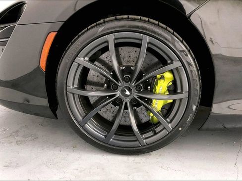 Used 2023 McLaren Artura image 17