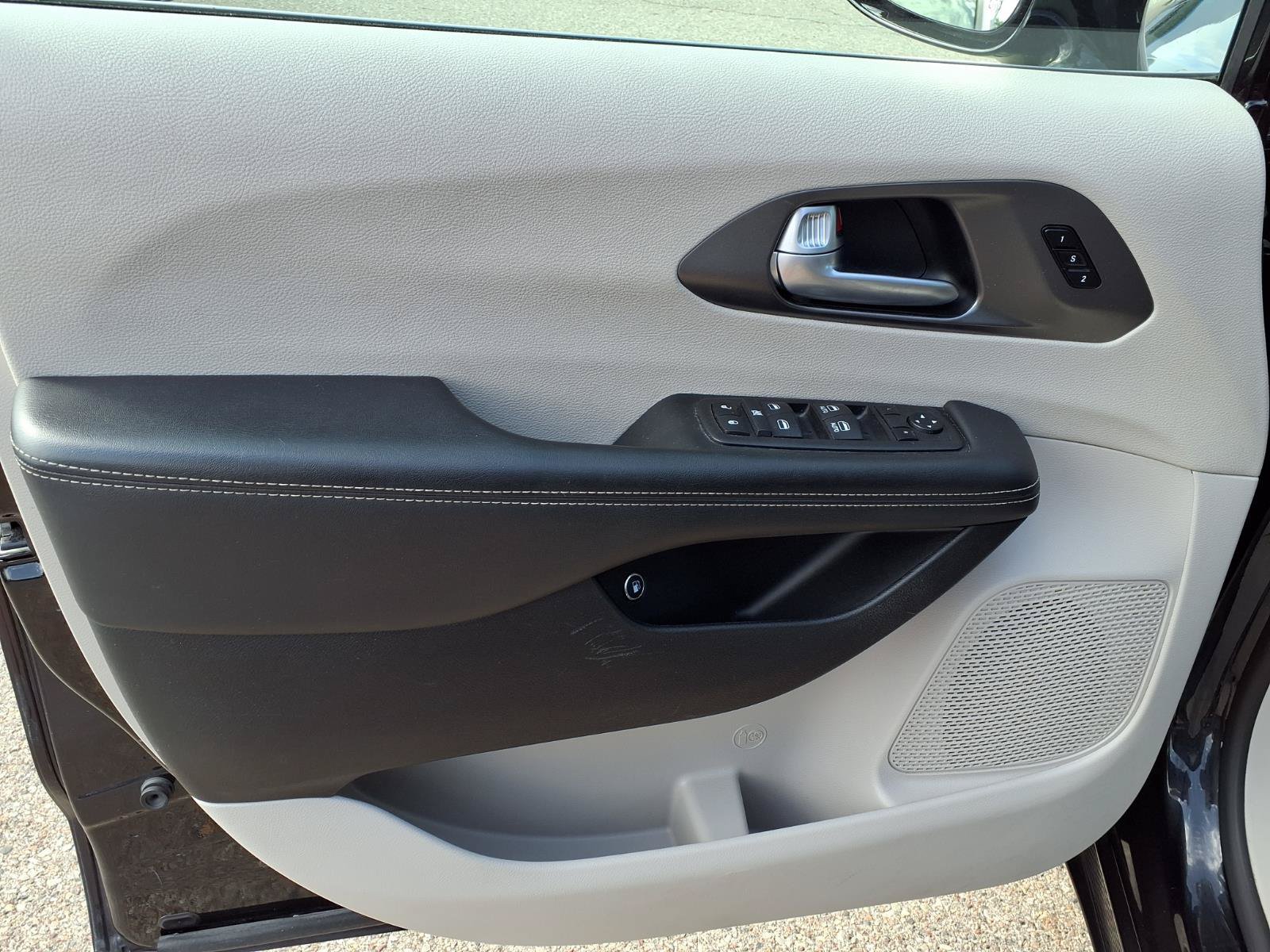 Used 2024 Chrysler Pacifica Limited FWD image 13