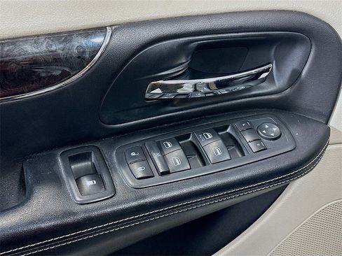 Used 2012 Chrysler Town & Country Touring image 18