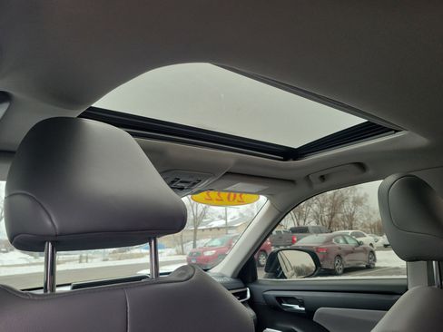 Used 2022 Toyota Highlander XLE image 12