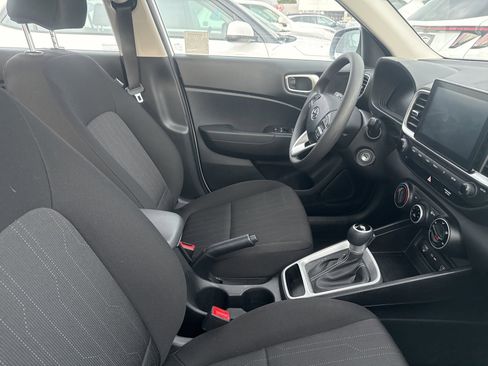 Certified 2025 Hyundai Venue SE image 5