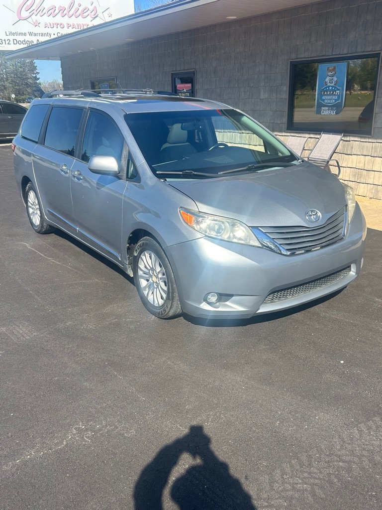 Used 2015 Toyota Sienna XLE Premium FWD image 3