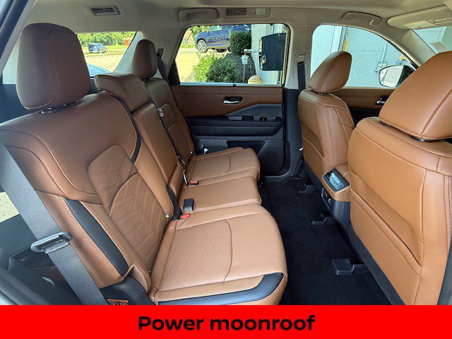 Certified 2025 Nissan Pathfinder Platinum w/ Cargo Package AWD/4WD image 18