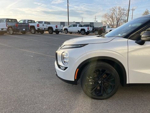 Used 2023 Mitsubishi Outlander SE Black Edition image 6