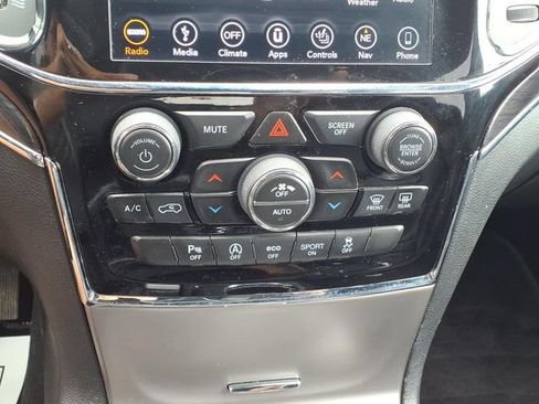 Used 2019 Jeep Grand Cherokee Overland AWD/4WD image 34