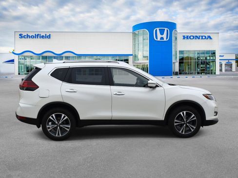 Used 2019 Nissan Rogue SV w/ Sun & Sound Touring Package image 2
