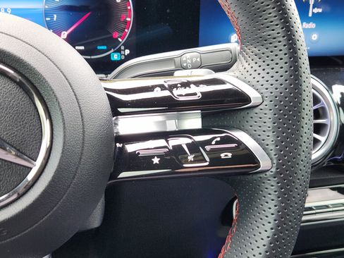 Used 2024 Mercedes-Benz GLB 250 GLB 250 image 28