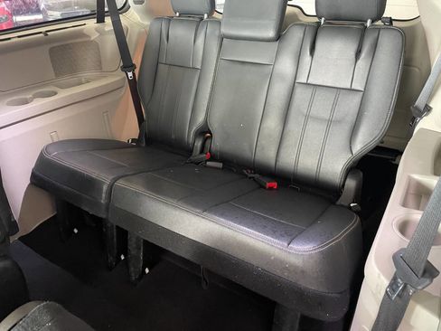 Used 2016 Chrysler Town & Country Touring image 22