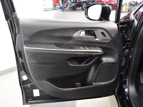 Used 2025 Chrysler Pacifica Select FWD image 20
