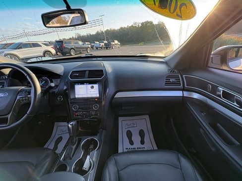 Used 2017 Ford Explorer XLT w/ Equipment Group 202A image 32