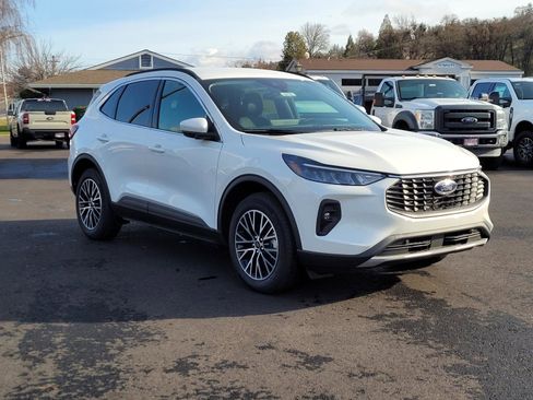 New 2025 Ford Escape SE w/ Class II Trailer Tow Package FWD image 3