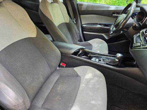 Used 2019 Toyota C-HR XLE FWD image 10