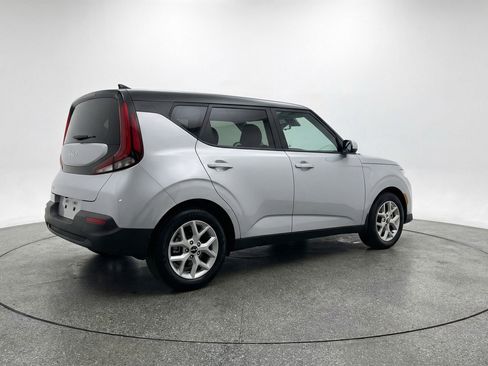 Used 2025 Kia Soul LX w/ LX Technology Package FWD image 9