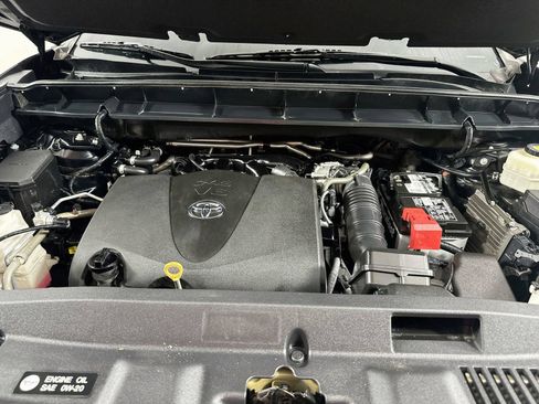 Used 2021 Toyota Highlander XLE FWD image 28
